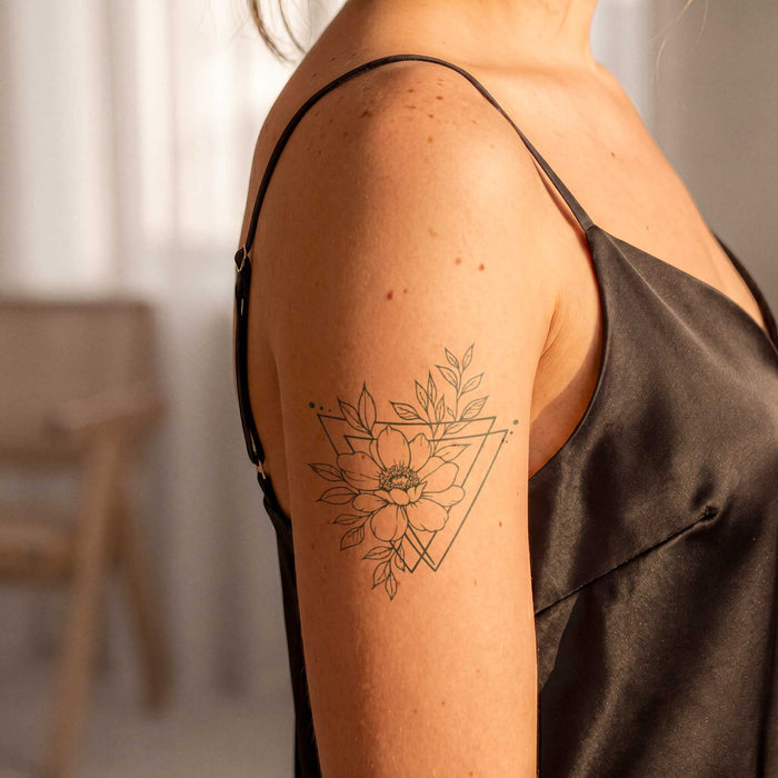 Dreieck & Blumen Tattoo