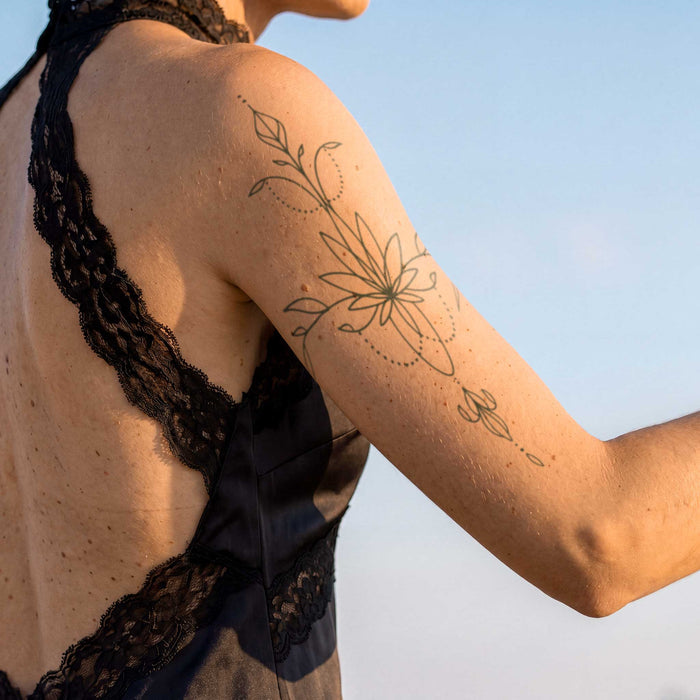 Feines vertikales Ornament Tattoo