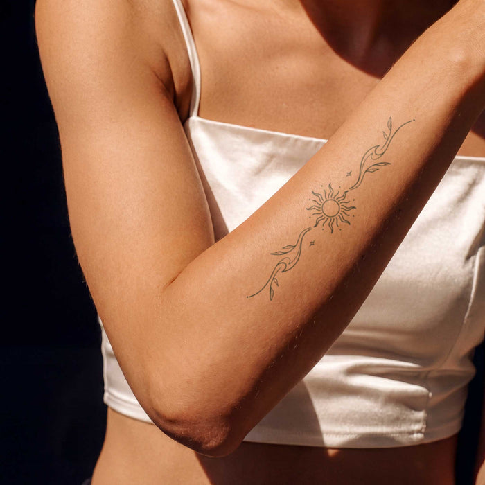Florale Wellen mit Sonne Tattoo