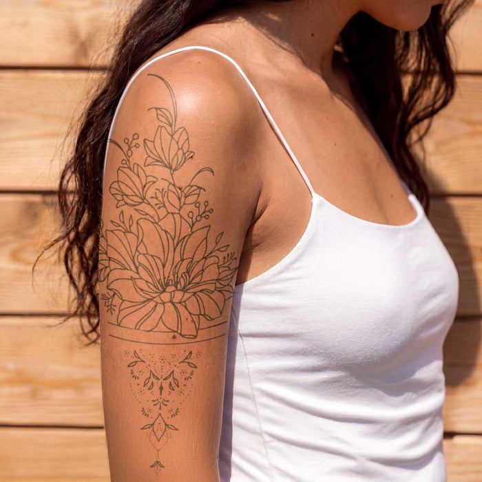 Große Blüten mit Ornamenten Tattoo