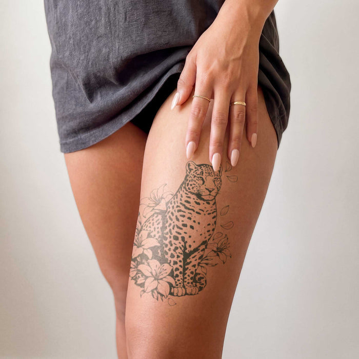 Leopard mit Lilien Tattoo