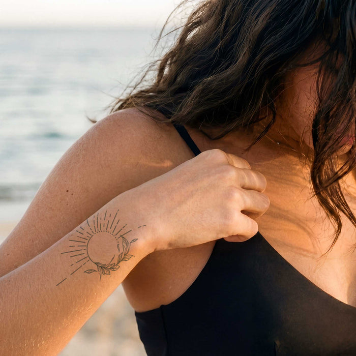 Sonnenstrahlen & Blätter Tattoo