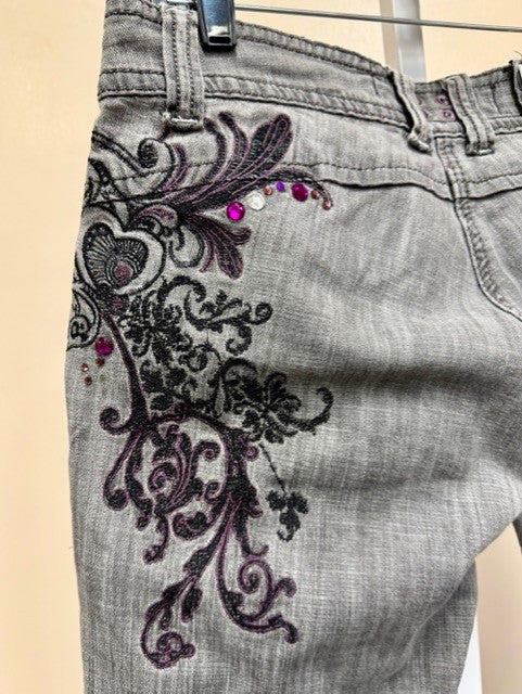 Y2K Apple Bottoms Black Embroidered Capri Jeans 7/8